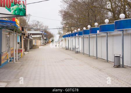 Sukko, Russland - 15. März 2016: die Hauptstraße mit einem Durchgang zum Meer in der Nebensaison, im Dorf Sukko, einem Vorort von Stockfoto