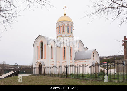 Varvarovka, Russland - 15. März 2016: Seitenansicht der Kirche der große Märtyrer Barbara in Varvarovka Dorf, einem Vorort von Anapa, K Stockfoto