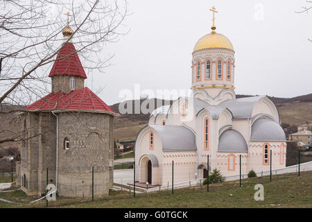 Varvarovka, Russland - 15. März 2016: Neue und alte Kirche in dem Dorf große Märtyrer Barbara Varvarovka, einem Vorort von Anapa, Kr Stockfoto