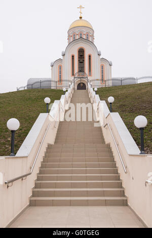 Varvarovka, Russland - 15. März 2016: Das Treppenhaus und der Haupteingang zur Kirche der große Märtyrer Barbara im Dorf Va Stockfoto