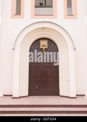 Varvarovka, Russland - 15. März 2016: Der Haupteingang der Kirche in dem Dorf große Märtyrer Barbara Varvarovka, einem Vorort Stockfoto