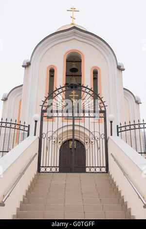 Varvarovka, Russland - 15. März 2016: Der Haupteingang der Kirche in dem Dorf große Märtyrer Barbara Varvarovka, einem Vorort Stockfoto