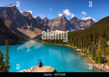 Ein Mann, genießen den Blick auf Moraine Lake von Sonnenaufgang, Banff Nationalpark, Alberta, Kanada, Amerika (kanadischen Rocky Mountains). Stockfoto