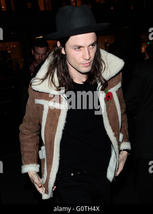 London, UK, 3. November 2015: James Bay kommt für die Burberry festliche Filmpremiere in London Stockfoto