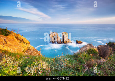 Die berühmten Felsformation bekannt als "La Puerta del Mar" ("The Door of the Sea") von Sunrise. Costa Quebrada, Liencres, Kantabrien, Stockfoto