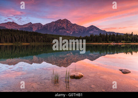 Patricia Lake von Sunrise, mit Pyramid Mountain in den Hintergrund, Jasper Nationalpark, Alberta, Kanada, Amerika. Stockfoto