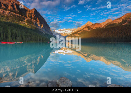 Der wunderschöne Lake Louise, eines der schönsten Flecken in den Rocky Mountains, von Sunrise. Banff Nationalpark, Alberta, Kanada. Stockfoto