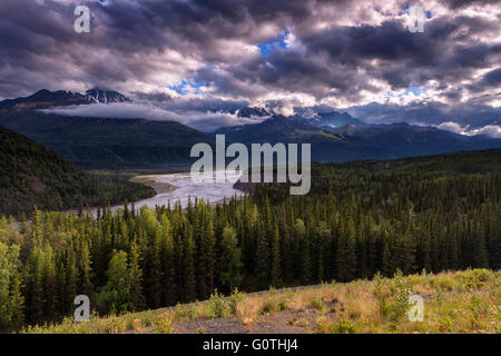 Die Matanuska River an einem bewölkten Sommerabend. Matanuska Valley, Alaska, USA. Stockfoto