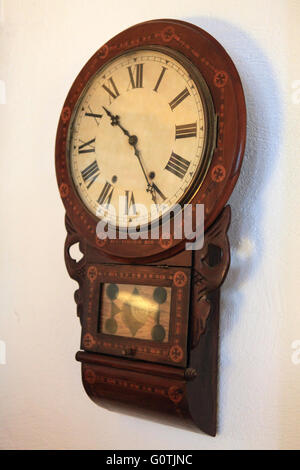 Alte hölzerne Vintage Antik Wind Uhr mit römischen Ziffern Stockfoto