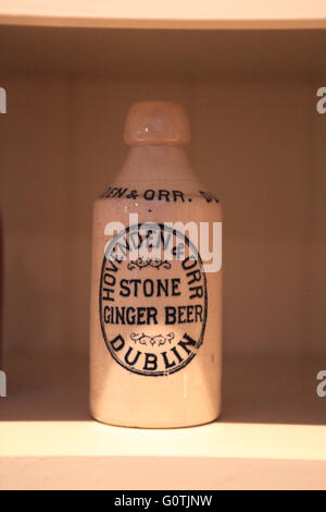 Alte weiße Keramik Flasche, alte Behälter für Ingwer Bier, hergestellt in Dublin Stockfoto