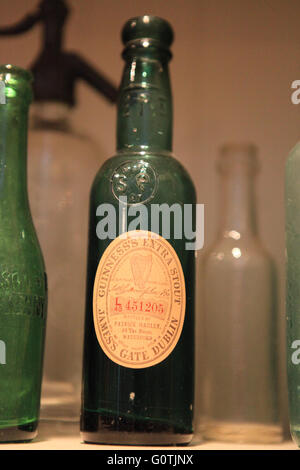 Alte grün Vintage Glas Guinness Flasche Stockfoto