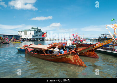 Traditionelles Bajau Boot namens Lepa Lepa zieren farbenfrohe Sambulayang Flagge Stockfoto