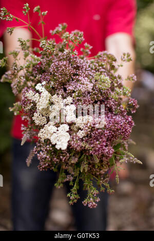 Man Betrieb Blumenstrauß Stockfoto