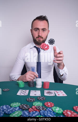 Pokerspieler werfen Glücksspiel-chips in der Luft Stockfoto