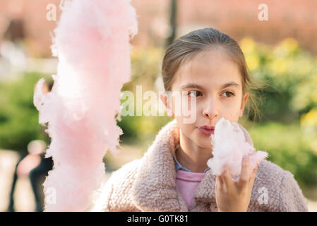 Vorderansicht eines Mädchens essen Zuckerwatte Stockfoto
