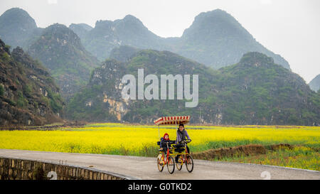 Mutter und Tochter Radfahren, Yunnan, China Stockfoto