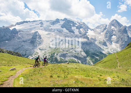 Mann und Frau, Reiten, Mountain-Bikes entlang Trail, Dolomiten, Italien Stockfoto