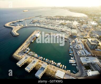 Luftaufnahme der Angelboote/Fischerboote angedockt am Limassol alten Hafen (Palio Limani) in Zypern, neben der Marina Teil der Häfen auth Stockfoto