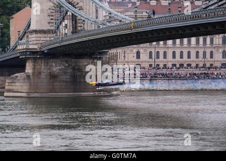 Ein Corvus Racer 540 Red Bull Air Race-Flugzeug fliegt hinunter die Kettenbrücke auf der Donau während einer Flugshow in die Innenstadt von Budapest, auf Sonntag, 1. Mai 2016 in Ungarn. Stockfoto