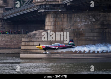 Ein Corvus Racer 540 Red Bull Air Race-Flugzeug fliegt hinunter die Kettenbrücke auf der Donau während einer Flugshow in die Innenstadt von Budapest, auf Sonntag, 1. Mai 2016 in Ungarn. Stockfoto