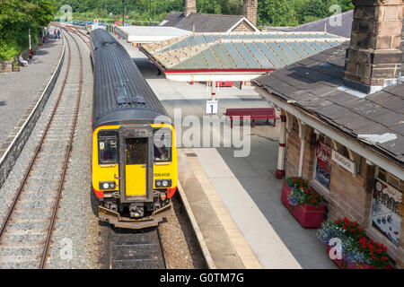East Midlands Trains DMU (diesel multiple Unit) Zug bereit von Matlock Bahnhof, Derbyshire, England, UK abzuweichen. Stockfoto
