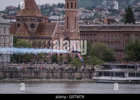 Ein Corvus Racer 540 Red Bull Air Race-Flugzeug fliegt über der Donau während einer Flugshow in die Innenstadt von Budapest, auf Sonntag, 1. Mai 2016 in Ungarn. Stockfoto