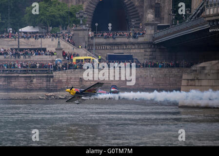 Ein Corvus Racer 540 Red Bull Air Race-Flugzeug fliegt hinunter die Kettenbrücke auf der Donau während einer Flugshow in die Innenstadt von Budapest, auf Sonntag, 1. Mai 2016 in Ungarn. Stockfoto