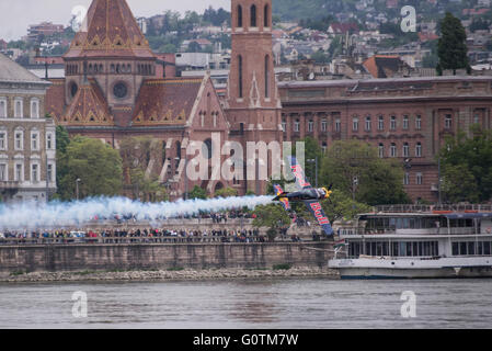 Ein Corvus Racer 540 Red Bull Air Race-Flugzeug fliegt über der Donau während einer Flugshow in die Innenstadt von Budapest, auf Sonntag, 1. Mai 2016 in Ungarn. Stockfoto