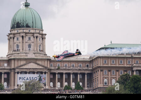 Ein Corvus Racer 540 Red Bull Air Race-Flugzeug fliegt vor der Budaer Burg während einer Flugshow in die Innenstadt von Budapest, auf Sonntag, 1. Mai 2016 in Ungarn. Stockfoto