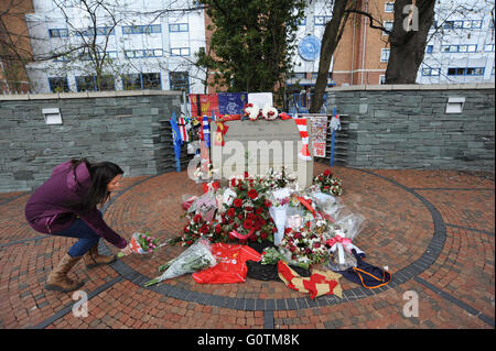 Eine Frau zahlt ihren Respekt an die Hillsborough Memorial außerhalb Sheffield Mittwoch Fußballplatz, South Yorkshire, Großbritannien. Stockfoto