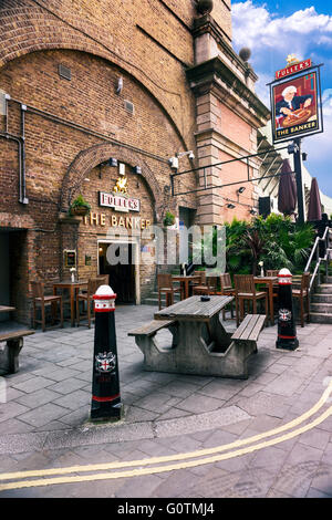 LONDON, UK - 4. April 2015: berühmten Cousin Banker Ln, London Pub in London City UK Stockfoto