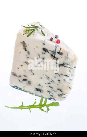 Scheibe Roquefortkäse auf weißem Hintergrund Stockfoto