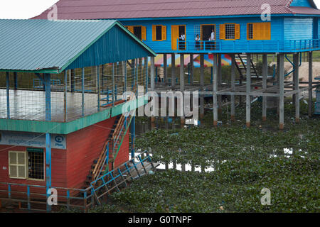 Schwimmende spielen Hof und Stelzenläufer Schule, Hafen von Chong Khneas Siem-Reap-Fluss in der Nähe von Tonle Sap See und Siem Reap, Kambodscha Stockfoto