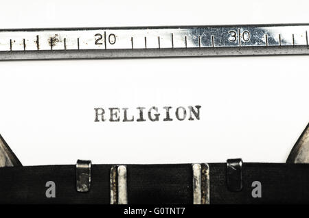 Wort-Religion, die auf einer alten Schreibmaschine getippt Stockfoto