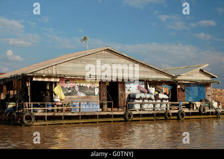 Schwimmende Shop und Haus, Chong Khneas Floating Village Siem Reap Fluss, in der Nähe von Tonle Sap See und Siem Reap, Kambodscha Stockfoto