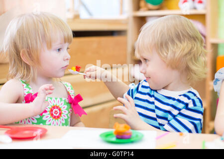 zwei Kinder spielen im Kindergarten zusammen Stockfoto