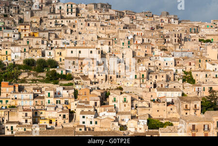 Häuser in der alten Stadt Modica in Sizilien verpackt Stockfoto