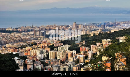 Panorama von Genua vom Hügel von Camaldoli gesehen Stockfoto