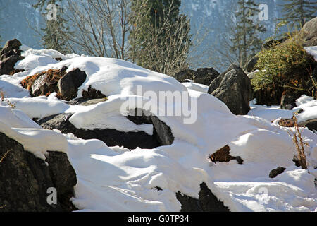 Nahaufnahme von Schnee bedeckten Felsen aus der Himalaya-Gebirge in der Nähe von Manali in Indien Stockfoto