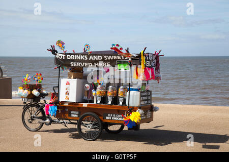 Neuheit Strand Anbieter Warenkorb, Bar mit heißen Getränken und Süßigkeiten, auf Turm, Blackpool, Lancashire, Großbritannien Stockfoto