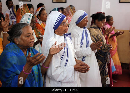 Teresa-Schwestern (Missionarinnen der Nächstenliebe) während einer katholischen Sonntagsmesse in einer kleinen Kirche in Kalkutta, Indien Stockfoto