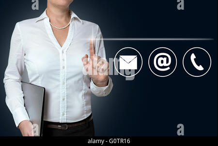 Geschäftsfrau Kontaktoptionen Touchscreen gesteuert. Stockfoto