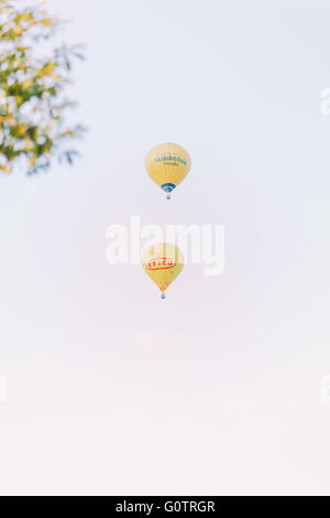 Zwei Heißluftballons im Flug am schönen Tag Stockfoto