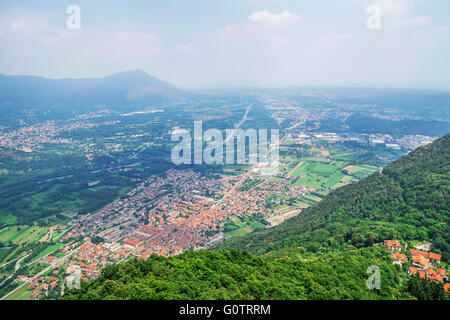 Schöne Landschaft am Monte Pirchiriano, oberhalb des Dorfes San Pietro, in der Nähe von Sacra di San Michele (Abtei St. Michael) Stockfoto