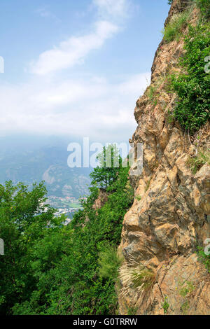 Schöne Landschaft am Monte Pirchiriano, oberhalb des Dorfes San Pietro, in der Nähe von Sacra di San Michele (Abtei St. Michael) Stockfoto