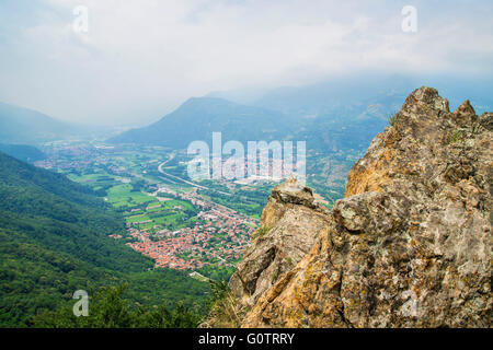 Schöne Landschaft am Monte Pirchiriano, oberhalb des Dorfes San Pietro, in der Nähe von Sacra di San Michele (Abtei St. Michael) Stockfoto