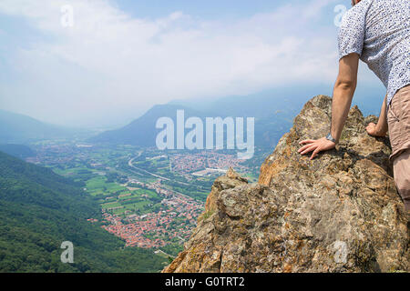 Schöne Landschaft am Monte Pirchiriano, oberhalb des Dorfes San Pietro, in der Nähe von Sacra di San Michele (Abtei St. Michael) Stockfoto