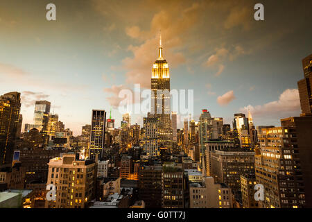 NEW YORK - 23.August: Blick auf Midtown Manhattan mit dem berühmten Empire State Building bei Sonnenuntergang. Stockfoto