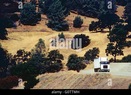 Traktor Anhänger LKW Reisen in Landschaft-Kalifornien Stockfoto