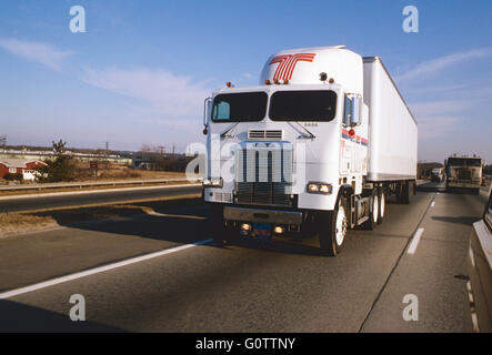Auf der Autobahn über Traktor Anhänger LKW Fahrerhaus Stockfoto